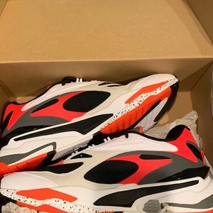 UNWORE PUMAS I HAD THEM IN MY CLOSET BUT I NEVER GOT A CHANCE TO PUT THEM ON.